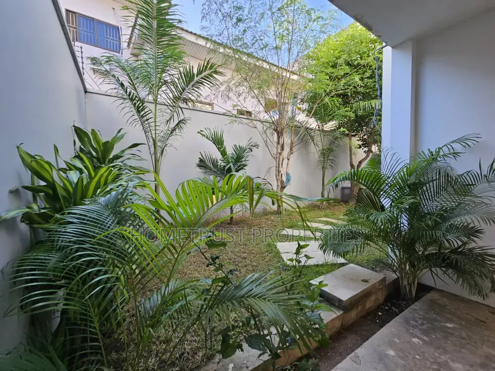 4bdrm Duplex in East Airport for sale