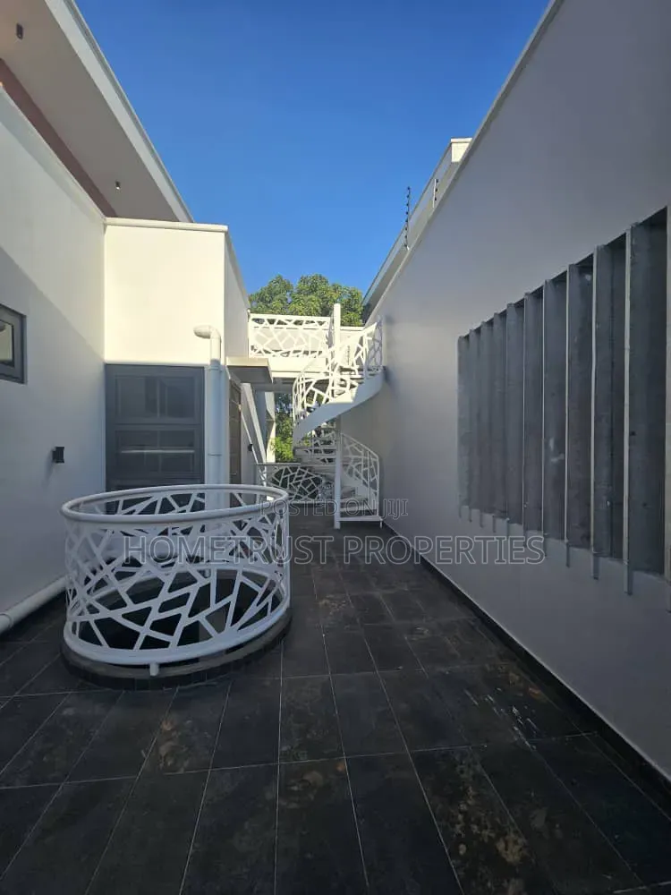 4bdrm Duplex in East Airport for sale