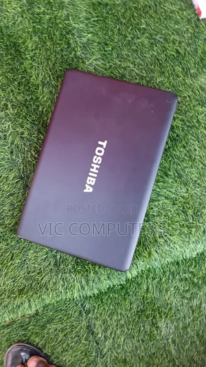 Laptop Toshiba Satellite C665 8GB Intel Core i3 HDD 500GB
