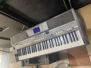 Yamaha PSR S670 Keyboard