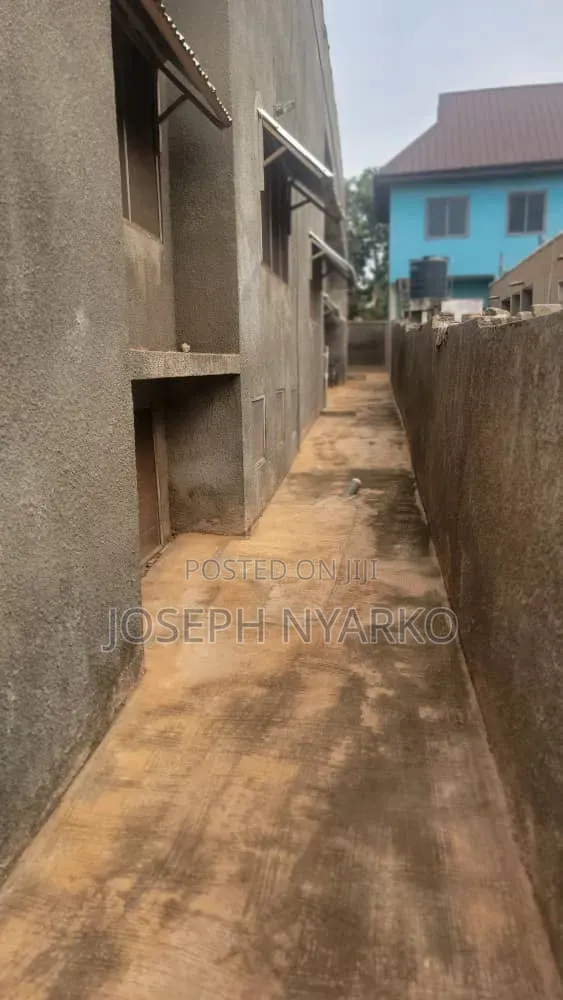 11bdrm House in Family, Kumasi Metropolitan for sale