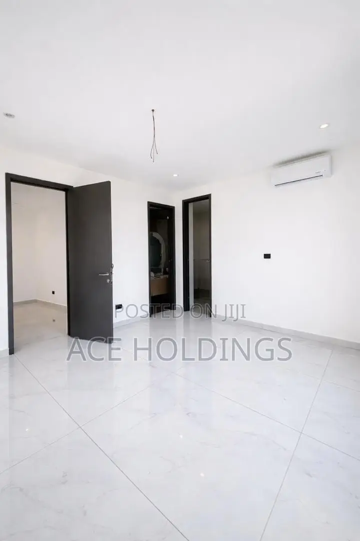 6bdrm Mansion in Adjiringanor, Adjiriganor for sale