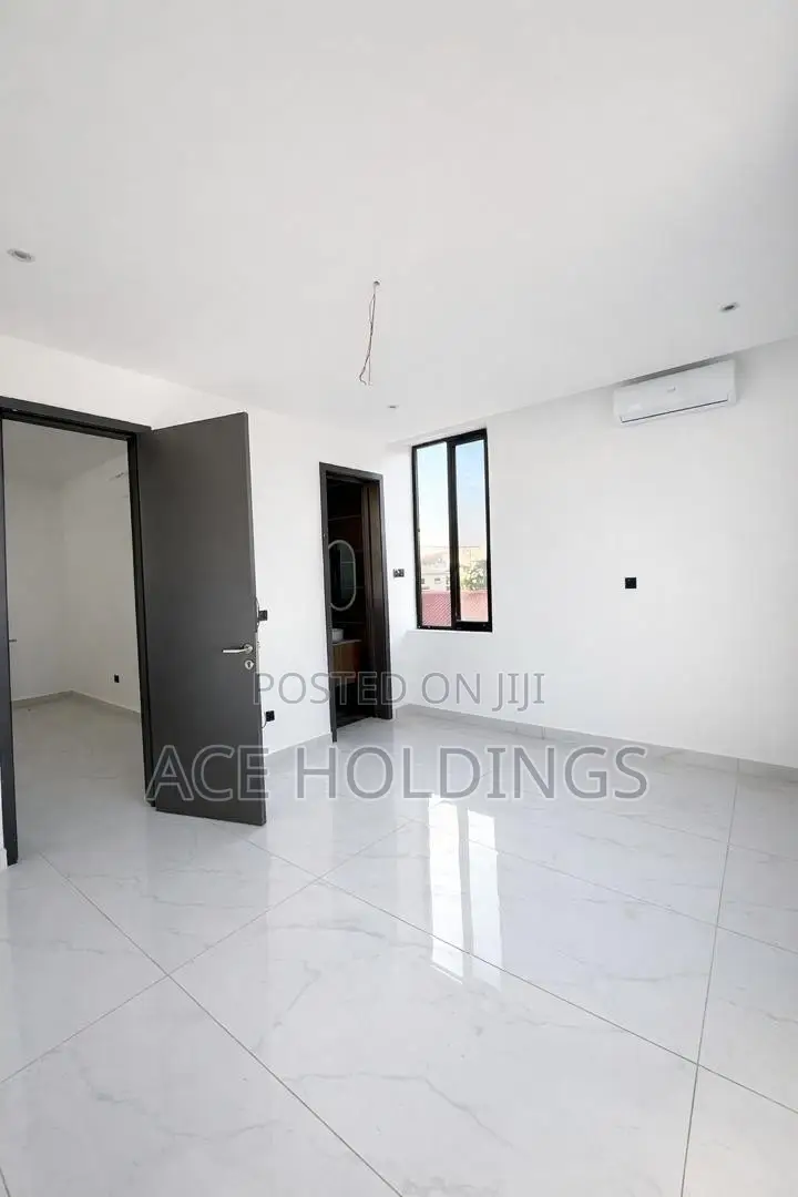 6bdrm Mansion in Adjiringanor, Adjiriganor for sale