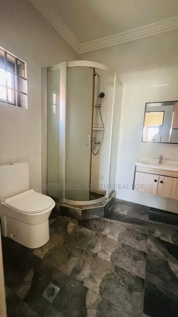 5bdrm Mansion in Pokuase for rent