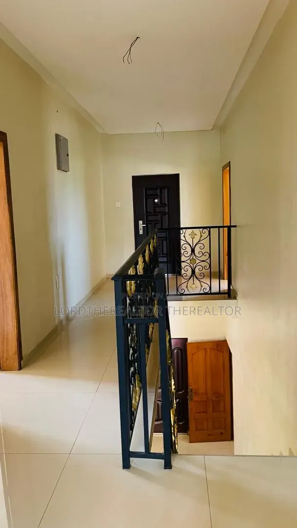 5bdrm Mansion in Pokuase for rent