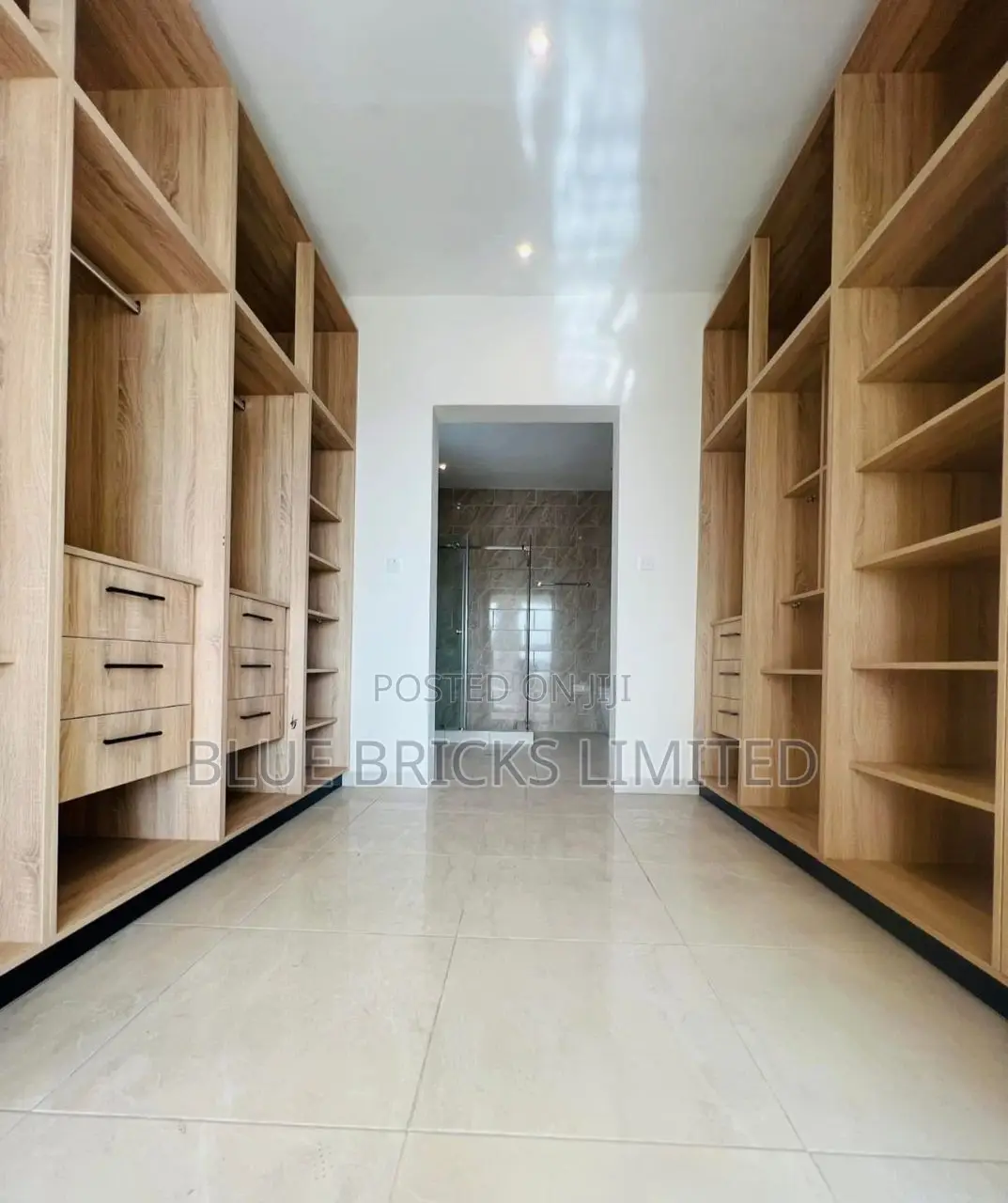5bdrm House in Lakeside for sale