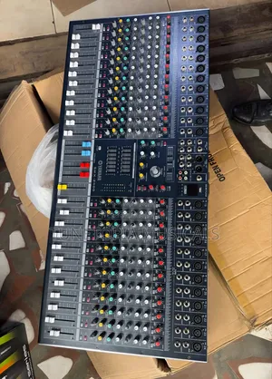 Yamaha SMX-2400 Professional 24-Channel Audio Mixer