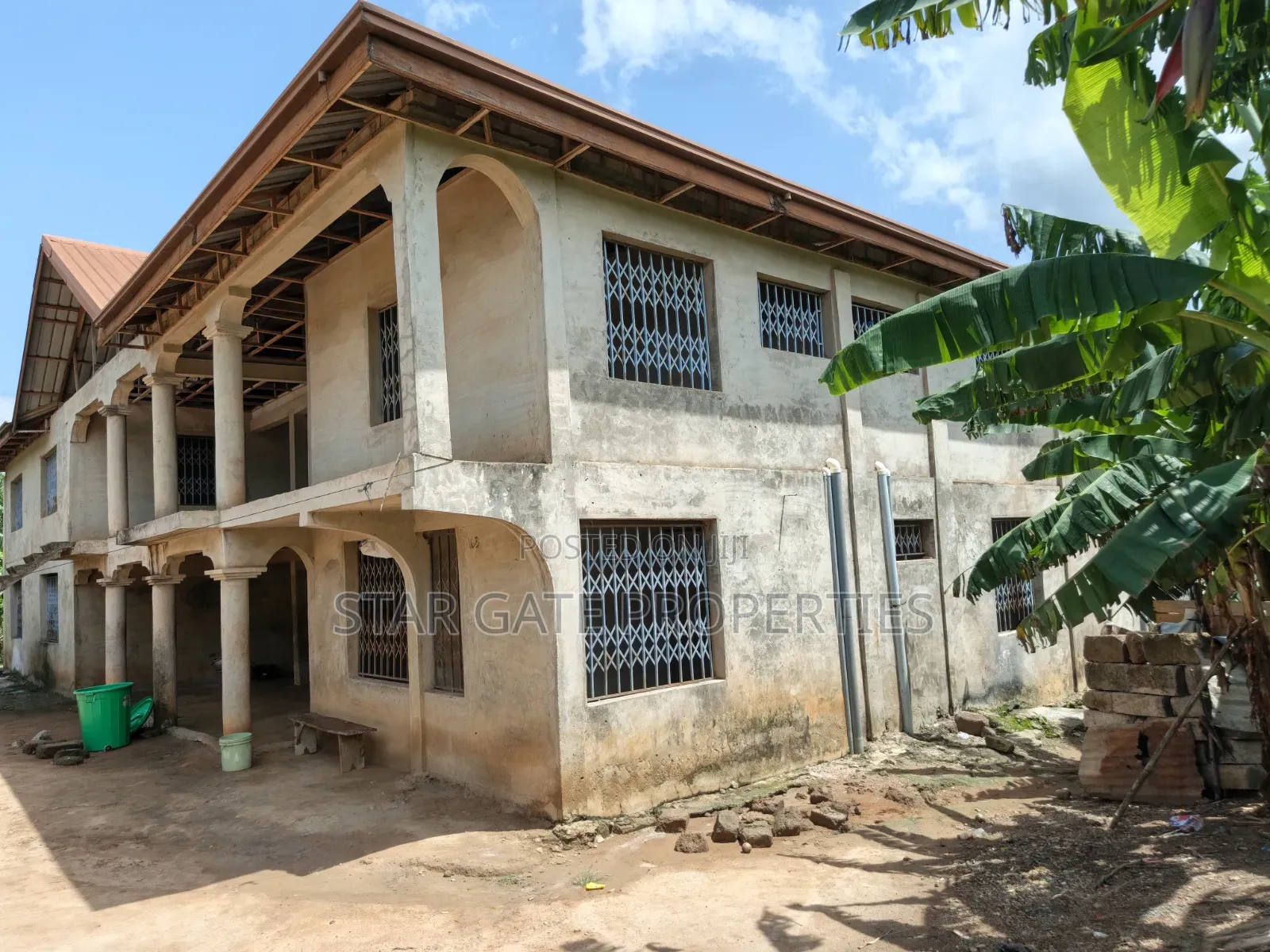 20bdrm House in Adankwaame ( Near, Kumasi Metropolitan for sale