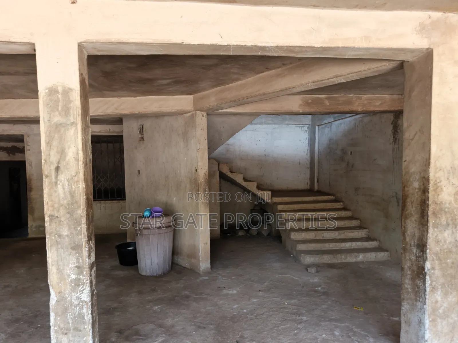 20bdrm House in Adankwaame ( Near, Kumasi Metropolitan for sale