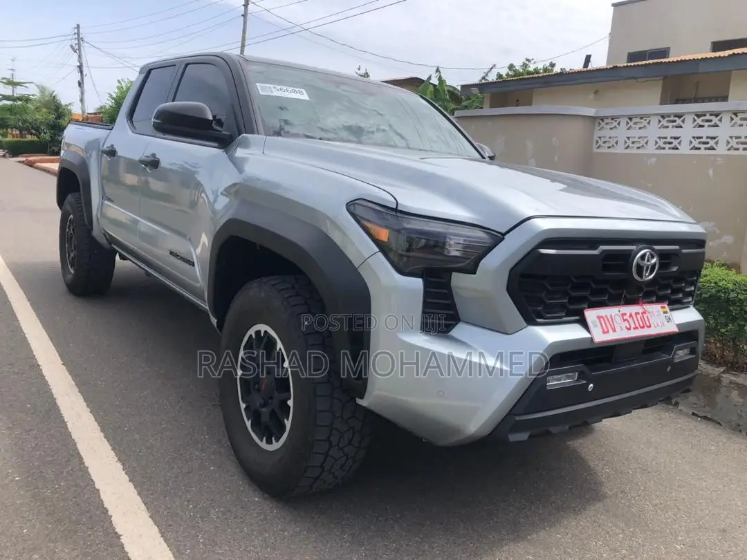 Toyota Tacoma 2024 Silver