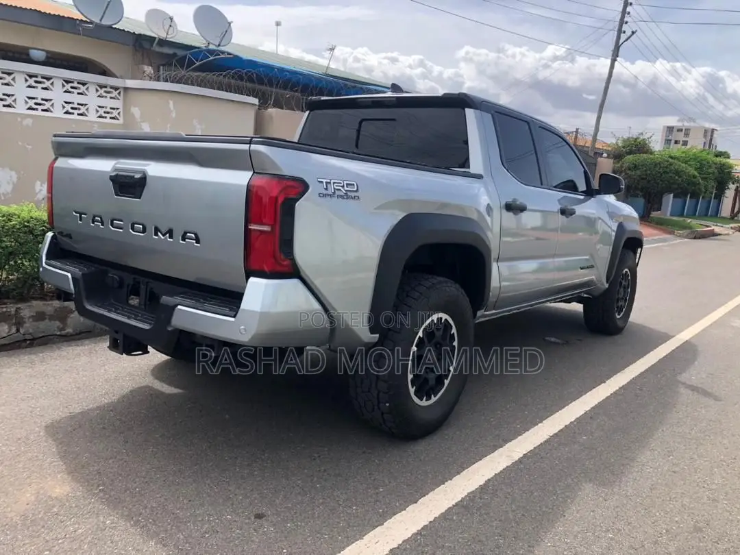 Toyota Tacoma 2024 Silver