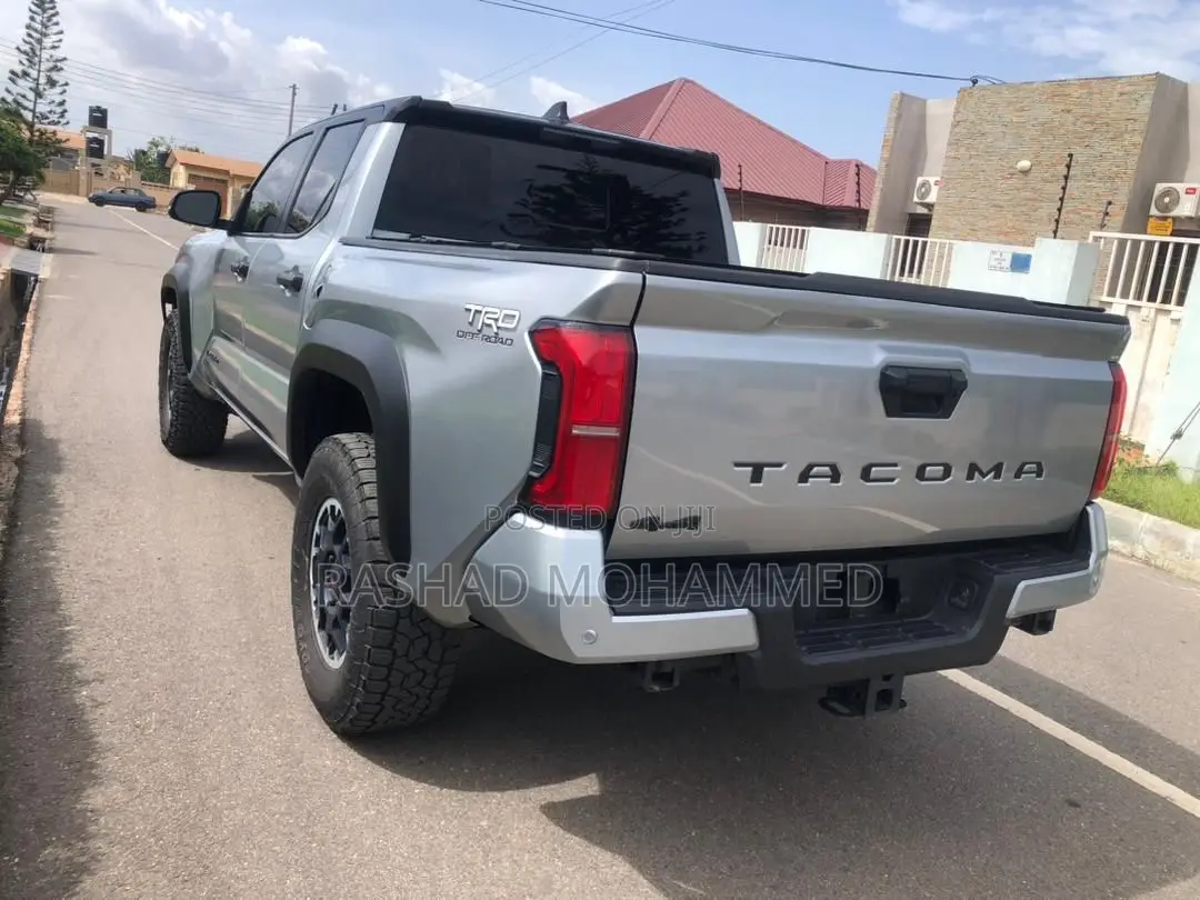 Toyota Tacoma 2024 Silver
