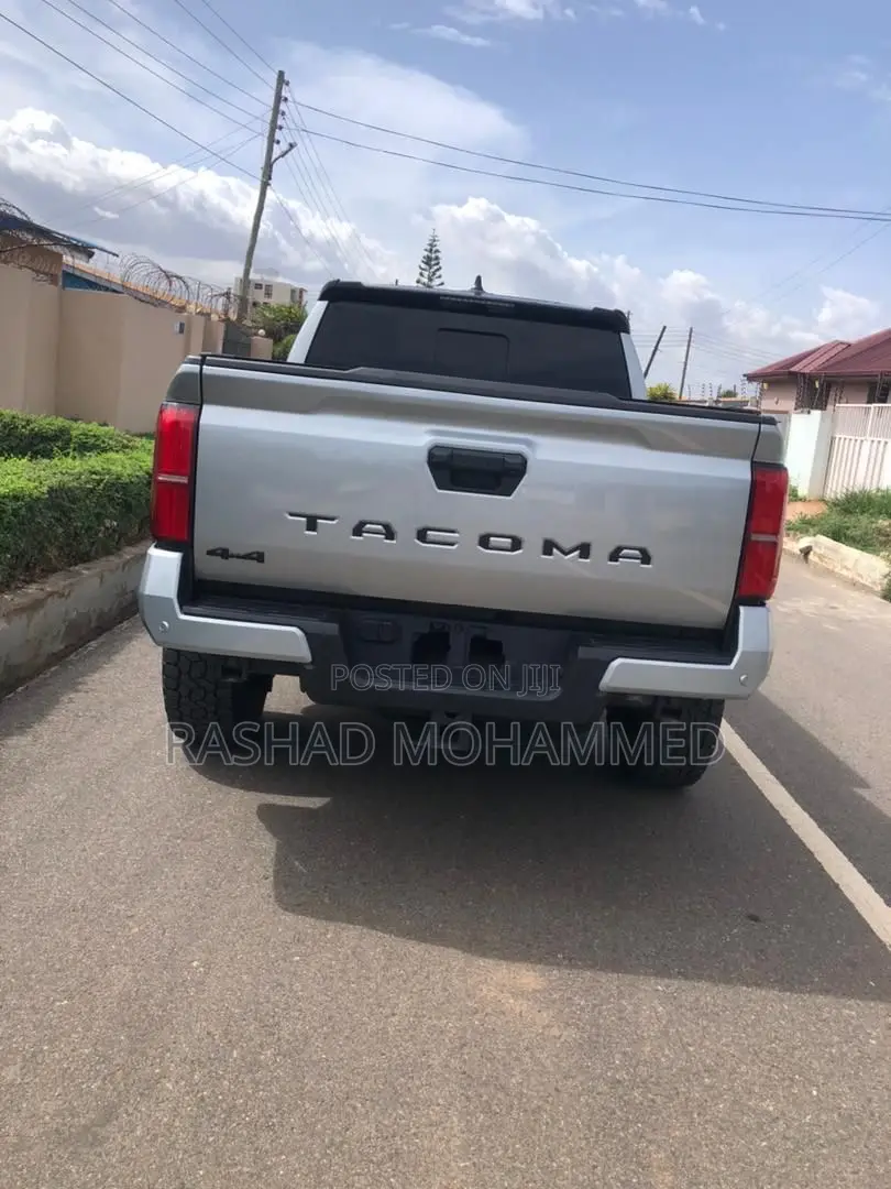 Toyota Tacoma 2024 Silver