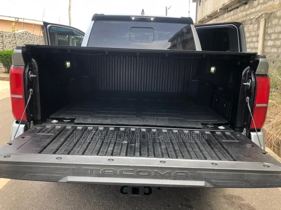 Toyota Tacoma 2024 Silver