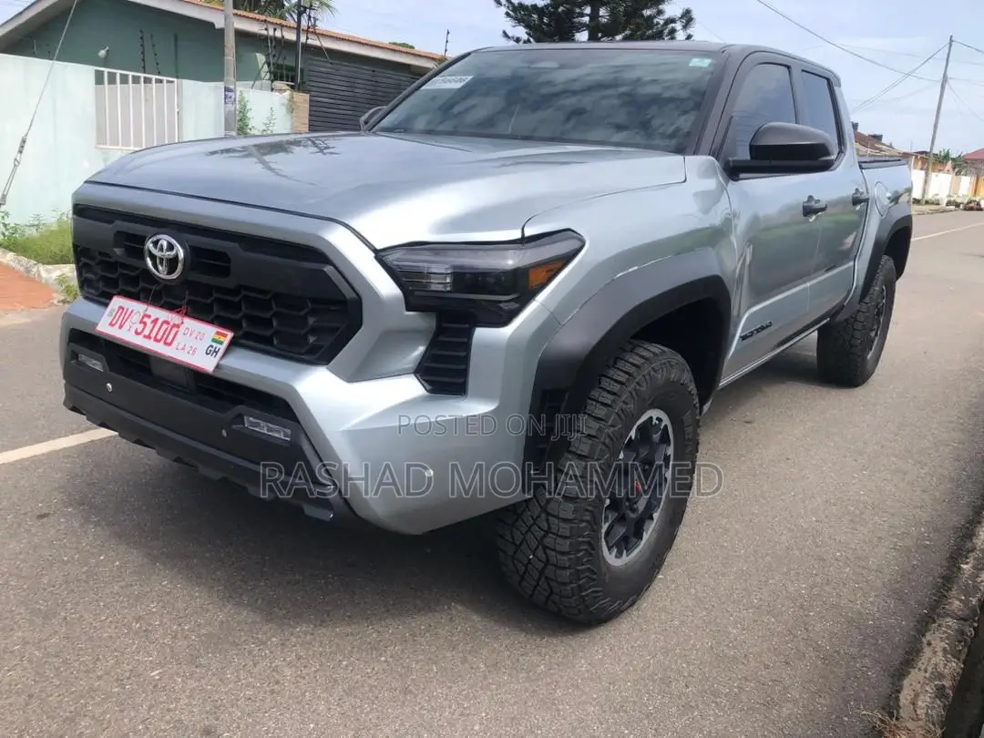 Toyota Tacoma 2024 Silver