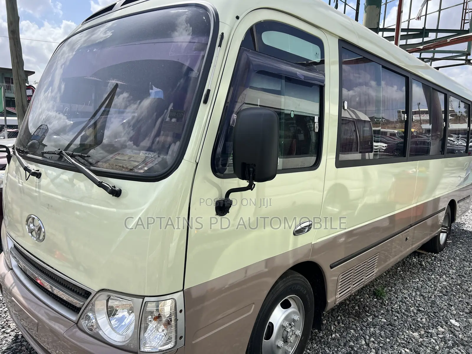 Hyundai County 2012 White