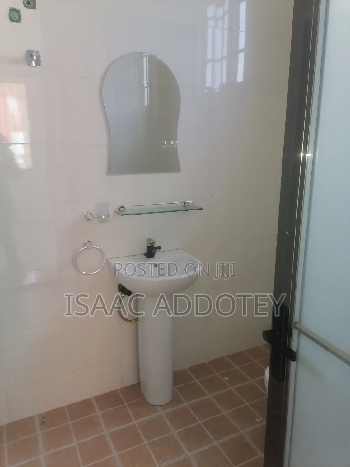 3bdrm Apartment in Sakumono Estate, Baatsona Total for rent