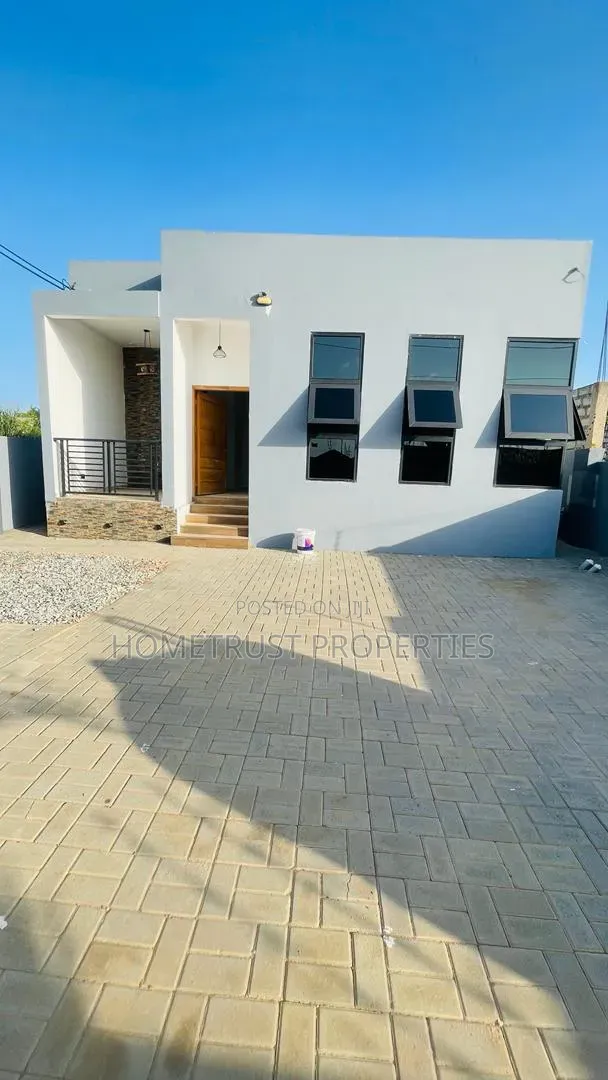 3bdrm House in Pokuase Odumase for sale