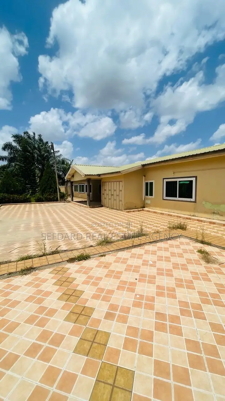 4bdrm House in Sefdard Properties, Amasaman for sale