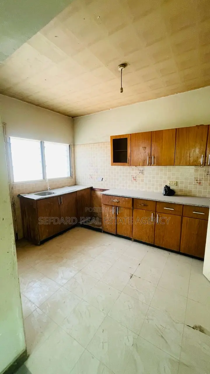 4bdrm House in Sefdard Properties, Amasaman for sale