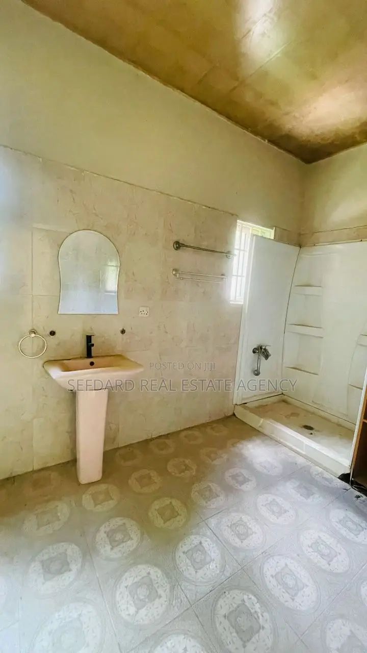 4bdrm House in Sefdard Properties, Amasaman for sale