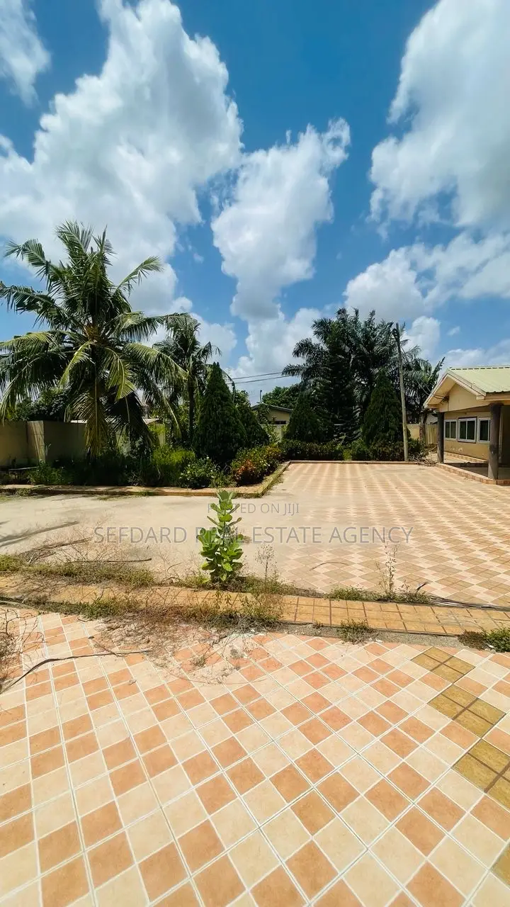 4bdrm House in Sefdard Properties, Amasaman for sale