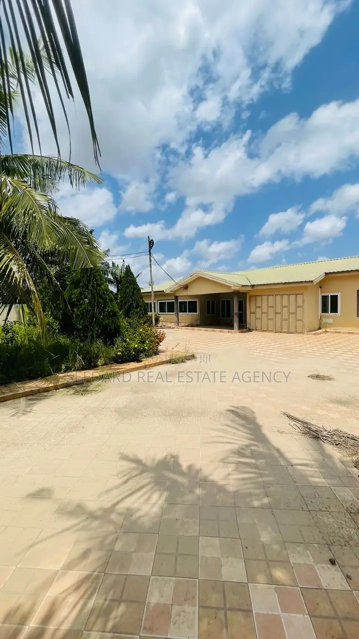 4bdrm House in Sefdard Properties, Amasaman for sale