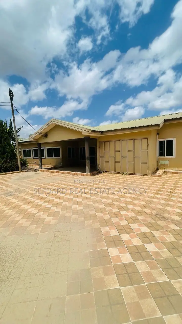 4bdrm House in Sefdard Properties, Amasaman for sale
