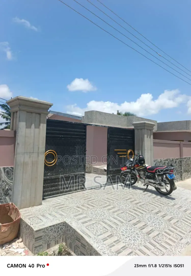 10bdrm House in Sam Properties, New Market for sale
