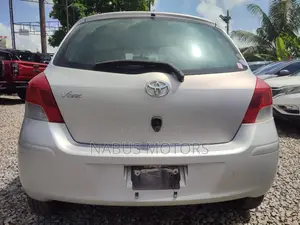 Toyota Vitz 2010 White