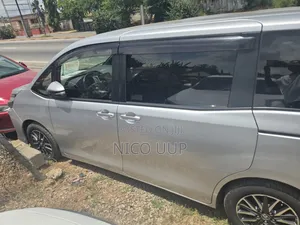 Toyota Voxy 2015 Silver