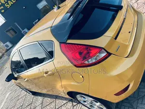 Ford Fiesta SE Sedan 2013 Yellow