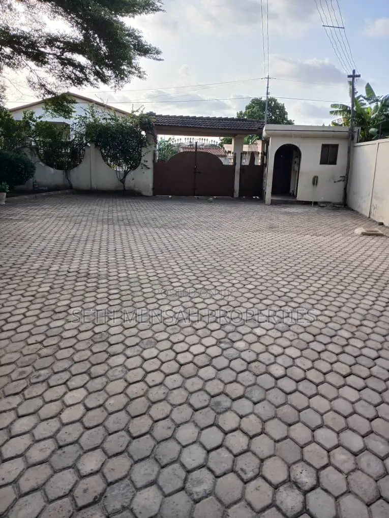 10bdrm House in 10 Bedroom House, Presby Church Area for rent