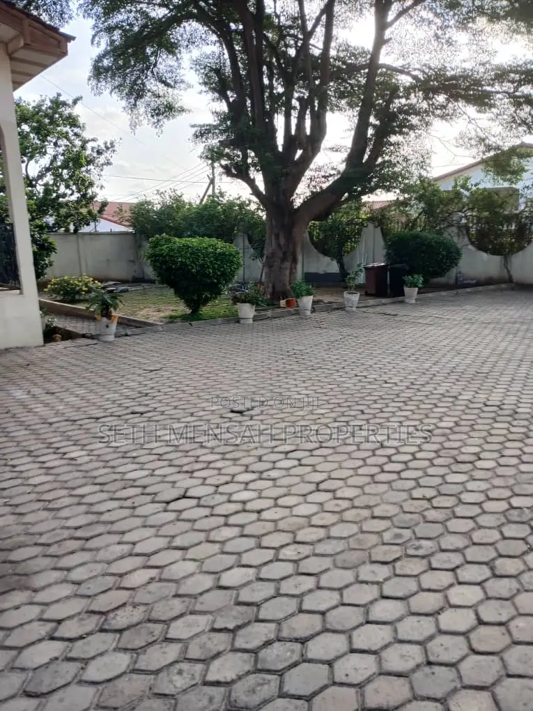 10bdrm House in 10 Bedroom House, Presby Church Area for rent