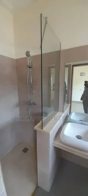 8bdrm House in East Legon for rent