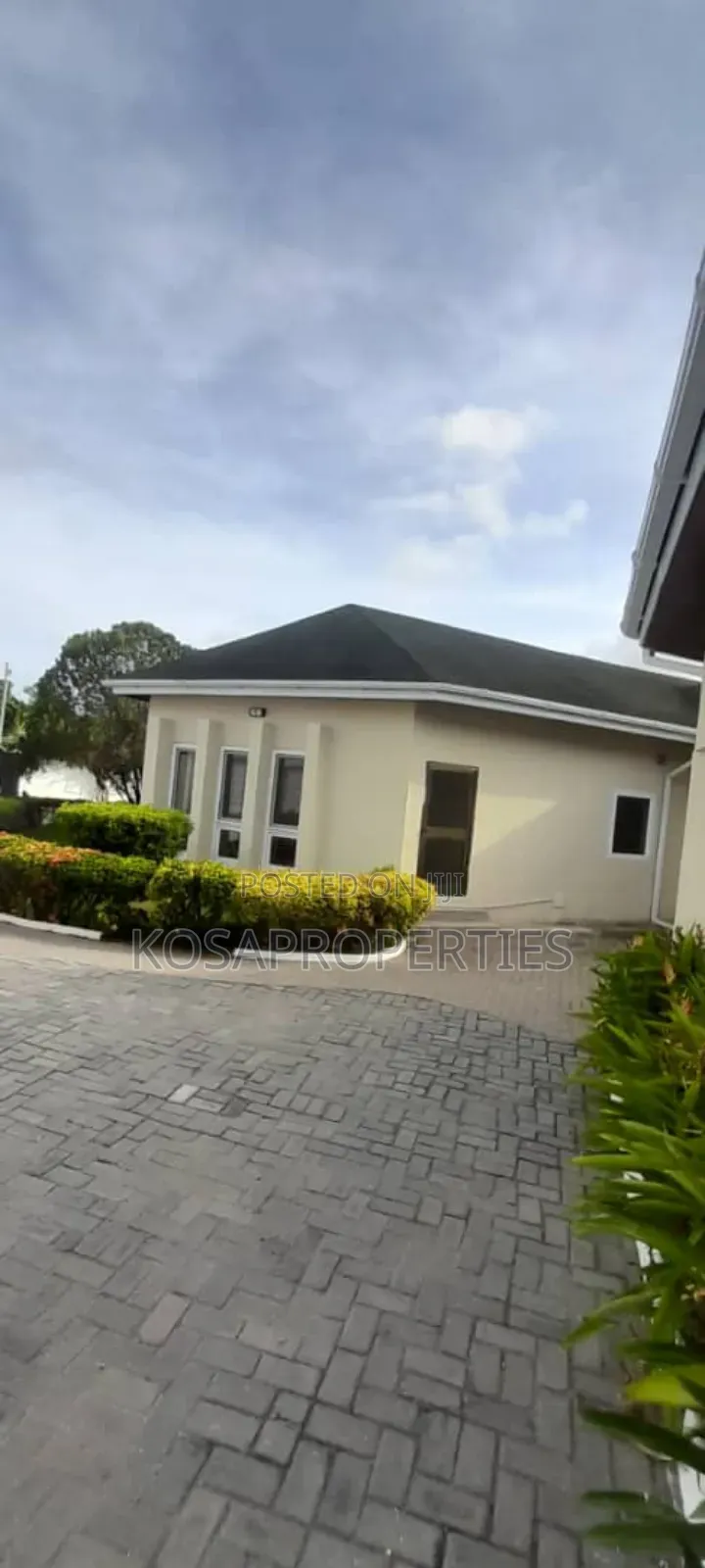 8bdrm House in East Legon for rent