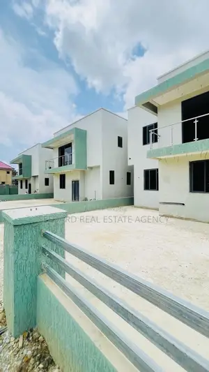 4bdrm Duplex in Sefdard Properties, Achimota for sale