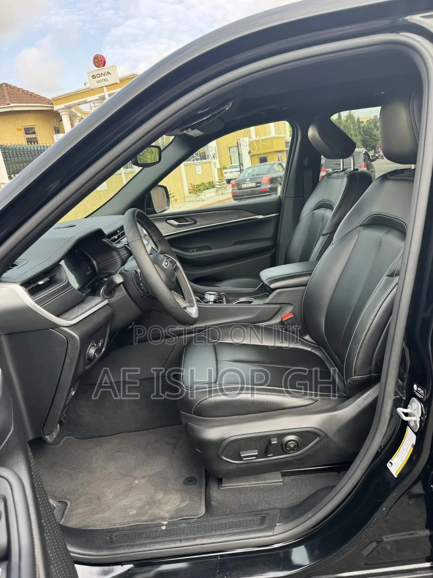 Jeep Grand Cherokee L Altitude 4WD 2024 Black