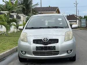 Toyota Yaris Base Sedan 4dr 2010 Silver