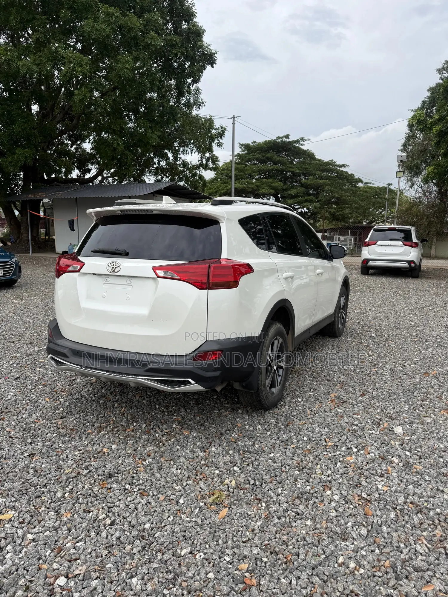 Toyota RAV4 XLE AWD (2.5L 4cyl 6A) 2016 White