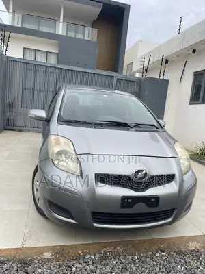 Toyota Vitz 2010 Silver
