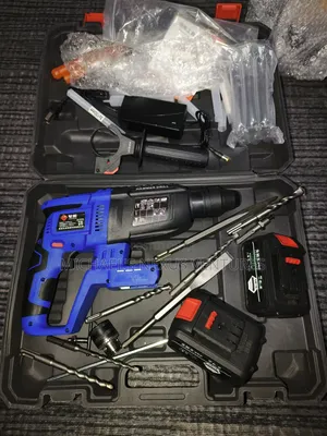 2 Batteries / Cordless Hammer Drill With Accessories