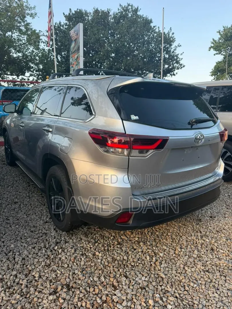 Toyota Highlander SE 4x4 V6 (3.5L 6cyl 8A) 2017 Brown