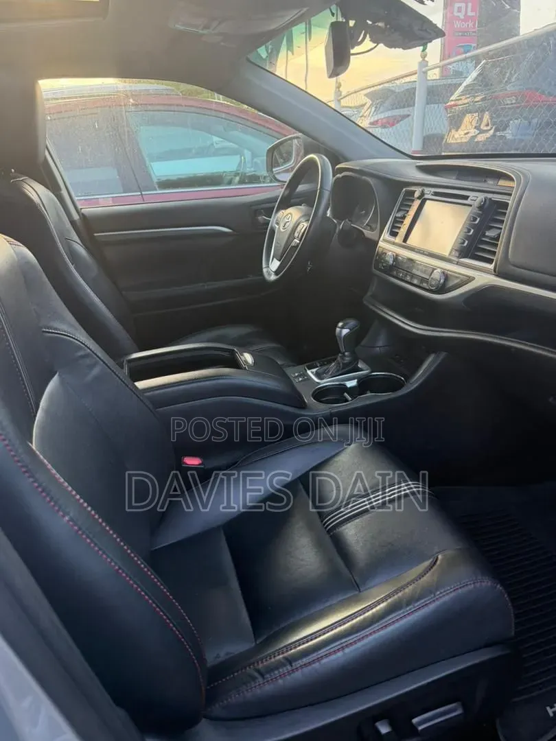 Toyota Highlander SE 4x4 V6 (3.5L 6cyl 8A) 2017 Brown