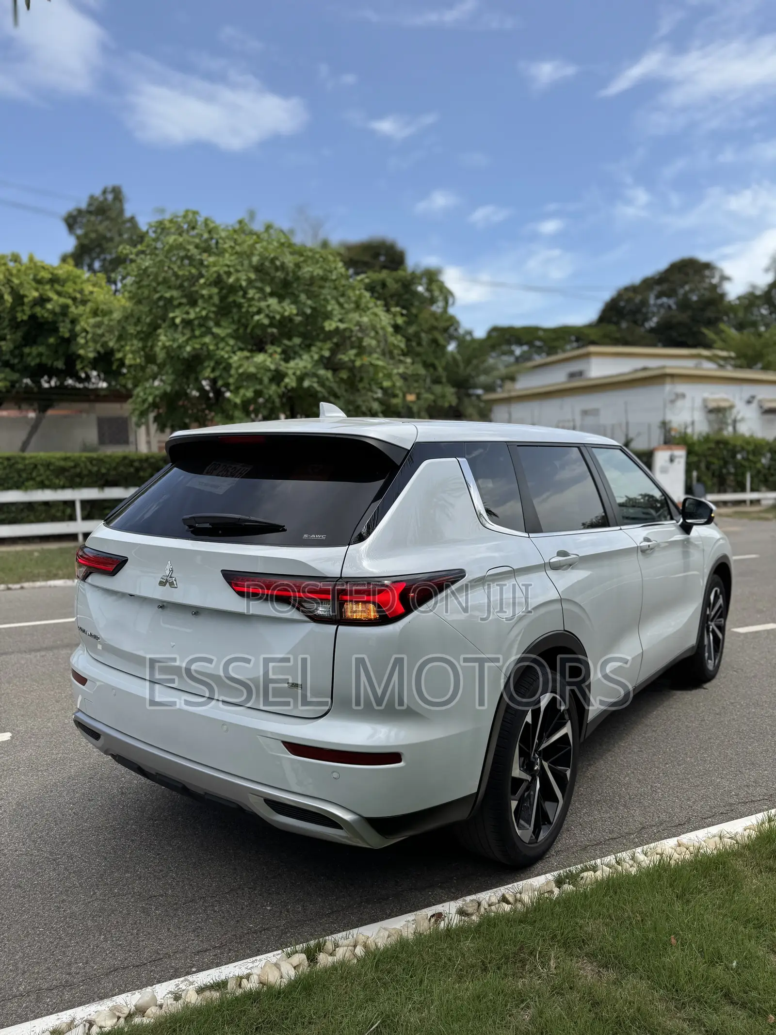 Mitsubishi Outlander SE 2024 White