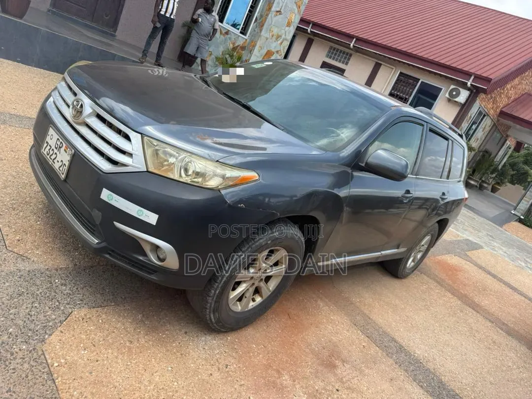 Toyota Highlander LE 4dr SUV AWD (3.5L 6cyl 6A) 2015 Gray