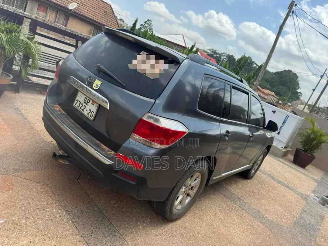 Toyota Highlander LE 4dr SUV AWD (3.5L 6cyl 6A) 2015 Gray