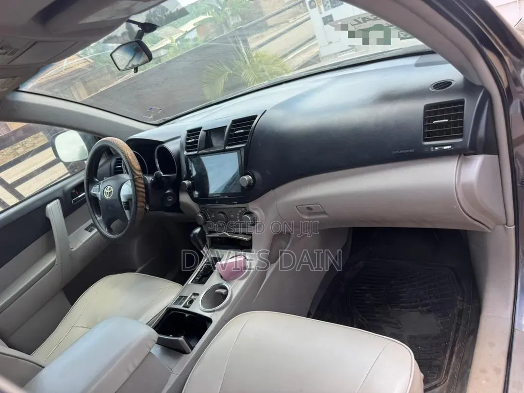 Toyota Highlander LE 4dr SUV AWD (3.5L 6cyl 6A) 2015 Gray