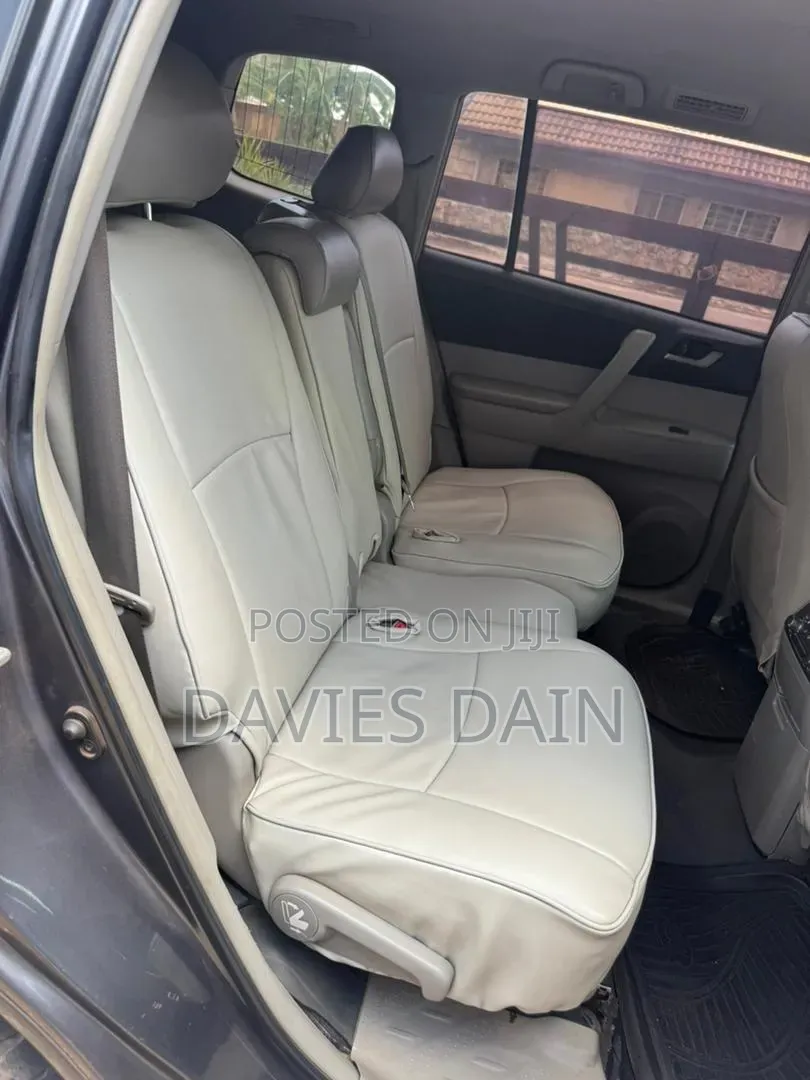 Toyota Highlander LE 4dr SUV AWD (3.5L 6cyl 6A) 2015 Gray
