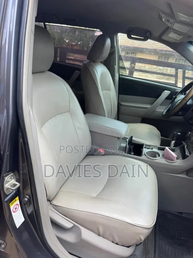 Toyota Highlander LE 4dr SUV AWD (3.5L 6cyl 6A) 2015 Gray